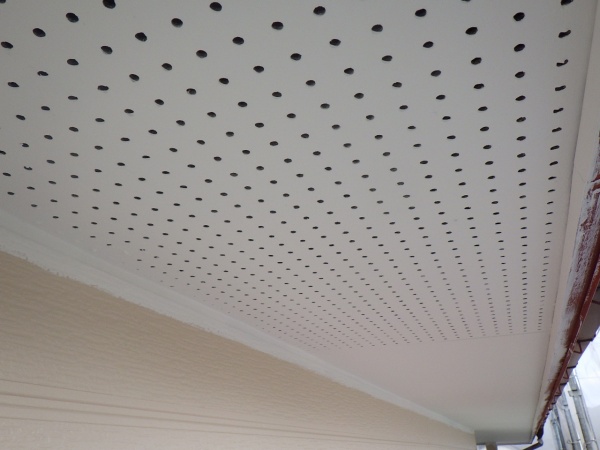 １回目の軒天塗装終了です