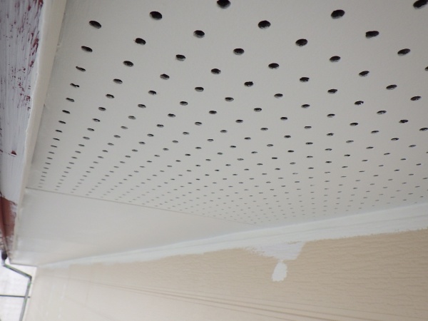 軒天２回目塗装中です