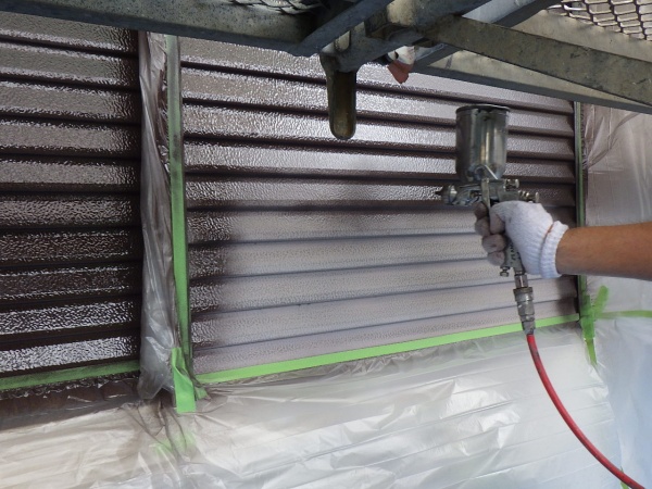 １回目吹付塗装中です