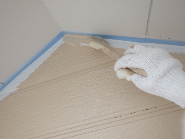 見切り刷毛塗装中です