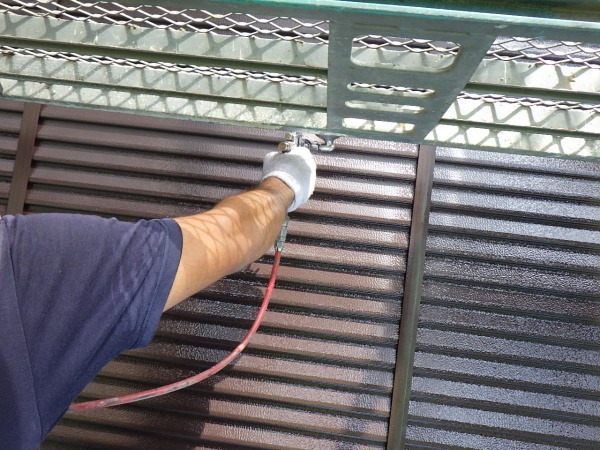 ２回目吹付塗装中です