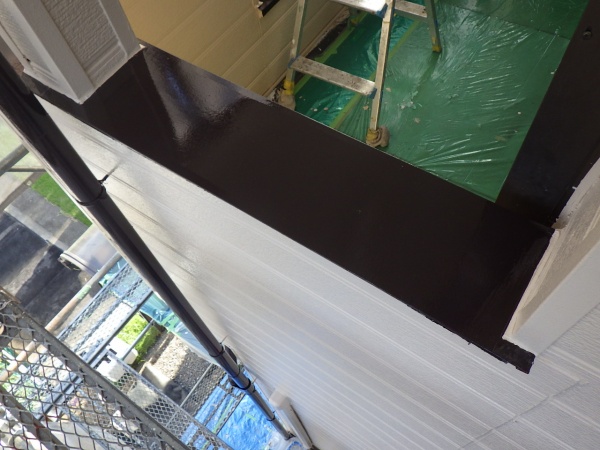 笠木と竪樋の上塗り終了です