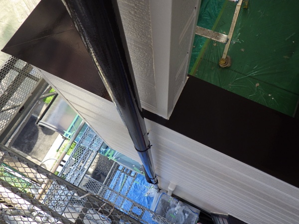 笠木と竪樋の上塗り終了です