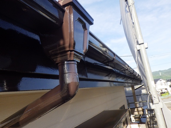 笠木と竪樋の上塗り終了です