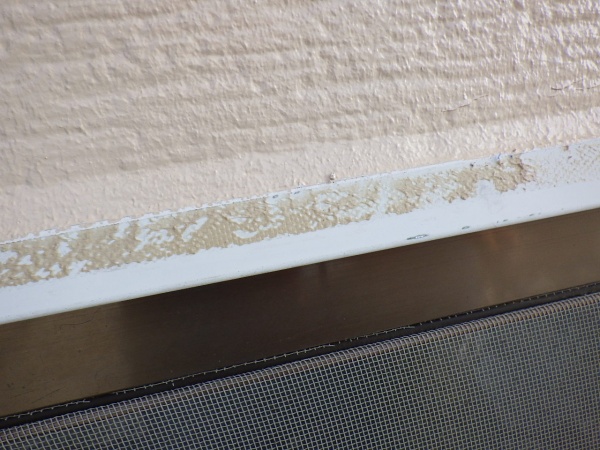 掃除前の窓枠の状態です