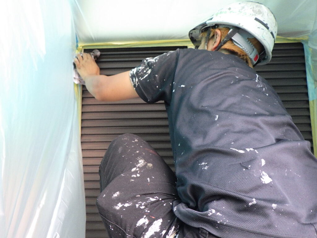戸袋の塗シン拭き中です