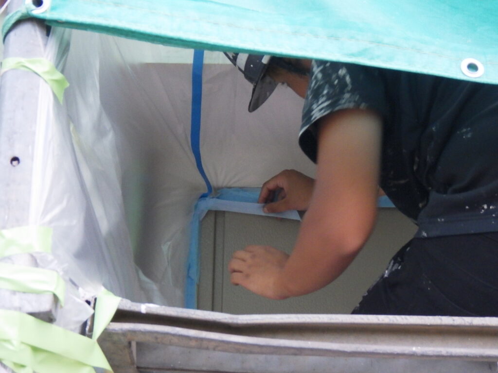 吹付塗装用の養生中です