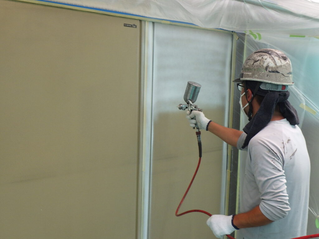 雨戸の下塗り吹き付け中です