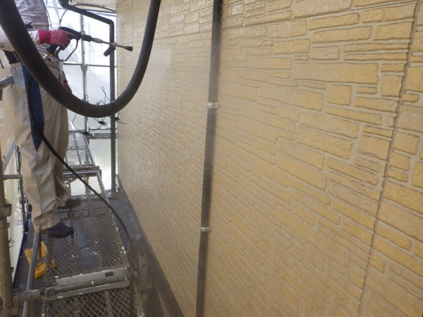 ２階外壁の洗浄中です