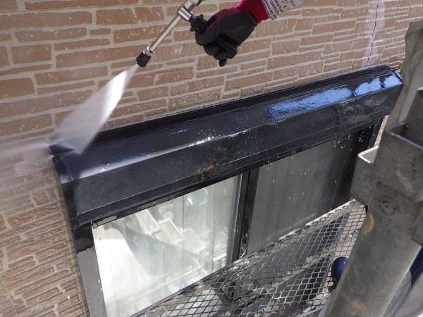 １階外壁の洗浄中です