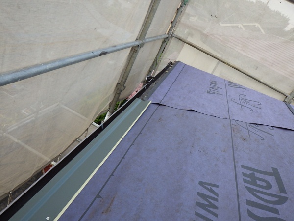 水切りスターターの取り付け中です