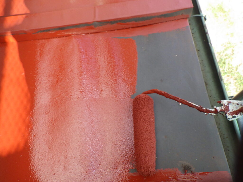 瓦棒屋根の下塗り中です