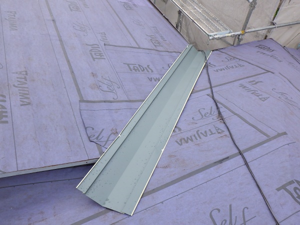 谷樋の取り付け中です