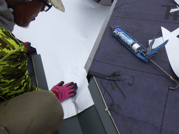 谷樋の取り付け中です