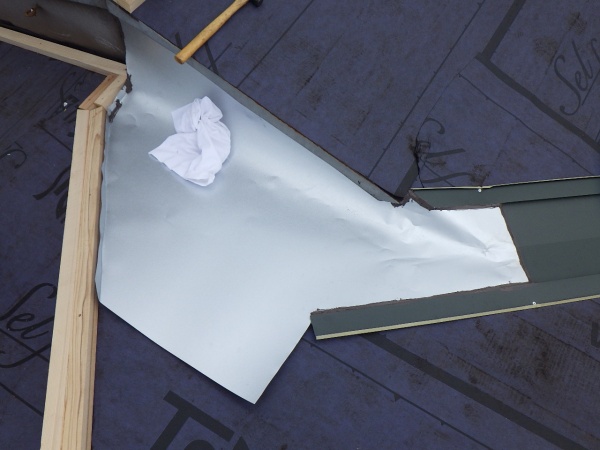 谷樋の取り付け中です