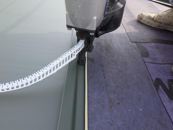 ルーフの取り付け中です