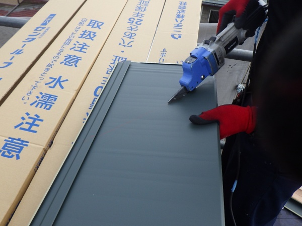 ルーフの加工中です