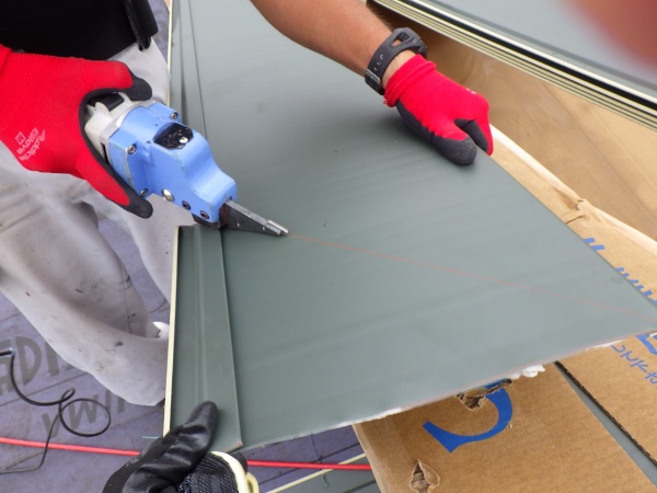 ルーフのカット中です