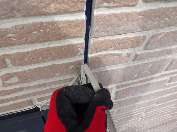 サイディング縦目地の撤去中です