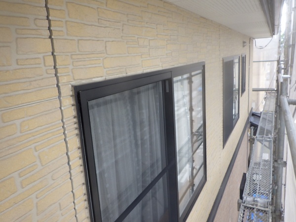 外壁縦目地の撤去が終了しました