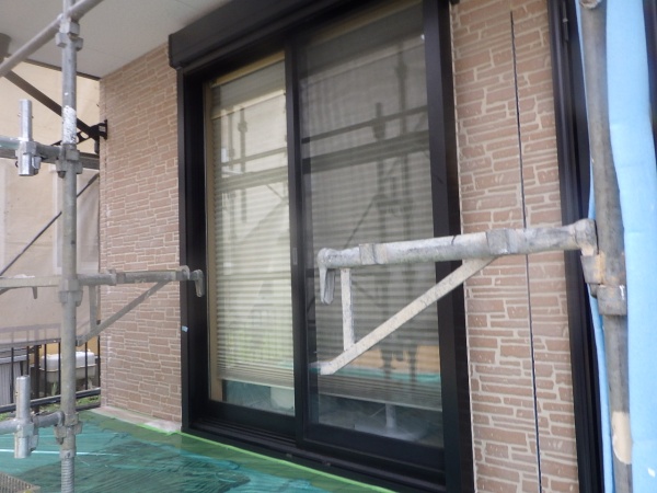 外壁縦目地の撤去が終了しました