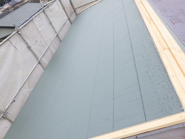 北面のルーフ貼り付け終了です