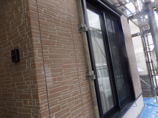 外壁縦目地の撤去が終了しました