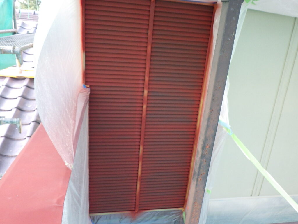 戸袋の吹付下塗り終了です