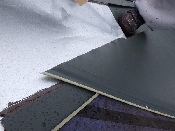 谷樋周りの取り付けです