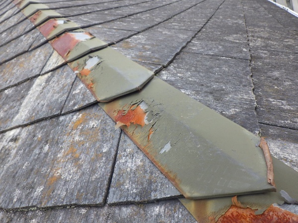 洗浄前の棟板金の状態です