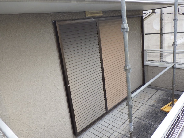 洗浄前の雨戸の状態です