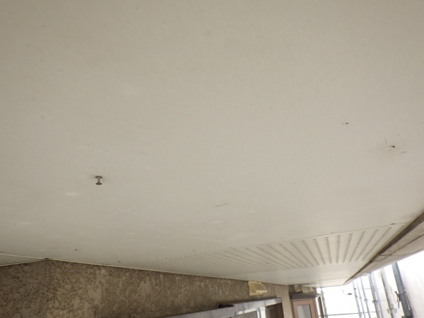 洗浄前の軒天の状態です