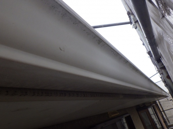 洗浄前の軒樋の状態です