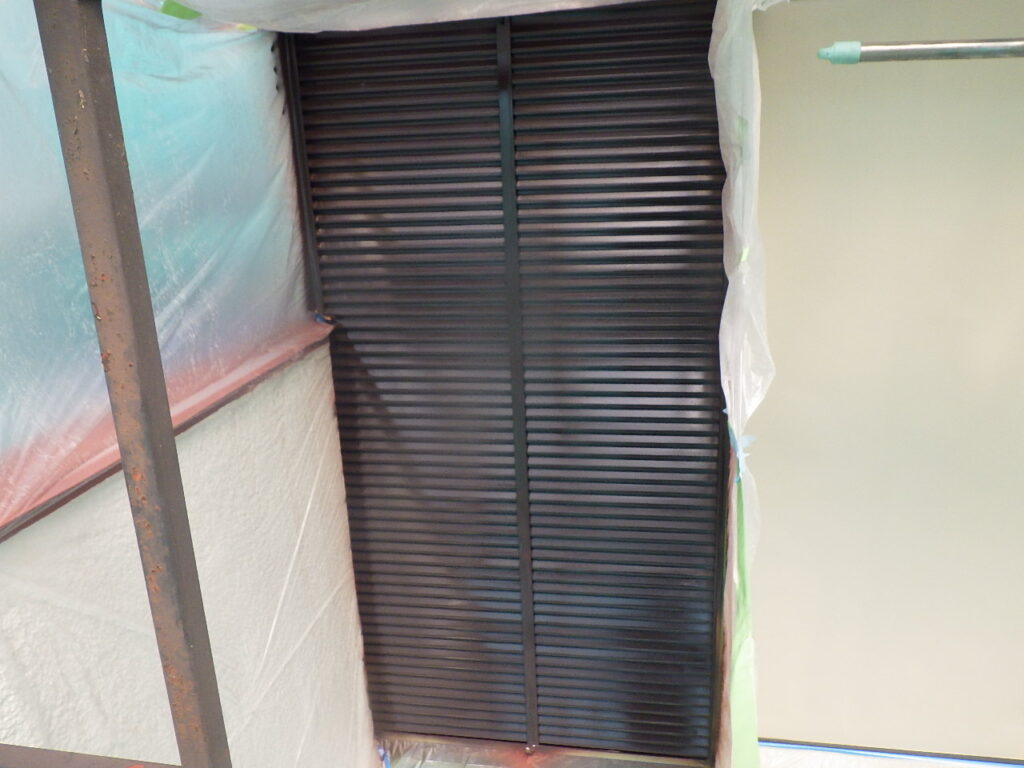 戸袋の中塗り吹付塗装終了です