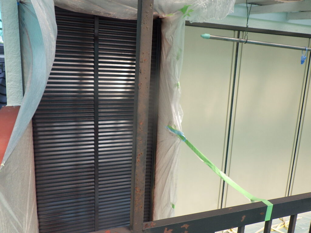 戸袋の上塗り吹付塗装終了です