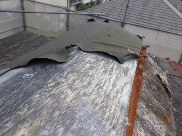 洗浄前の棟板金の状態です
