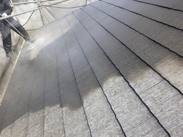 屋根の洗浄中です