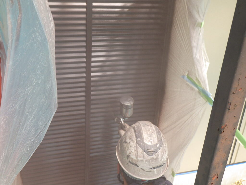戸袋の上塗り吹付塗装中です