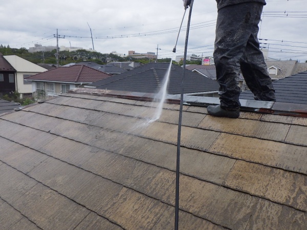 屋根の洗浄中です