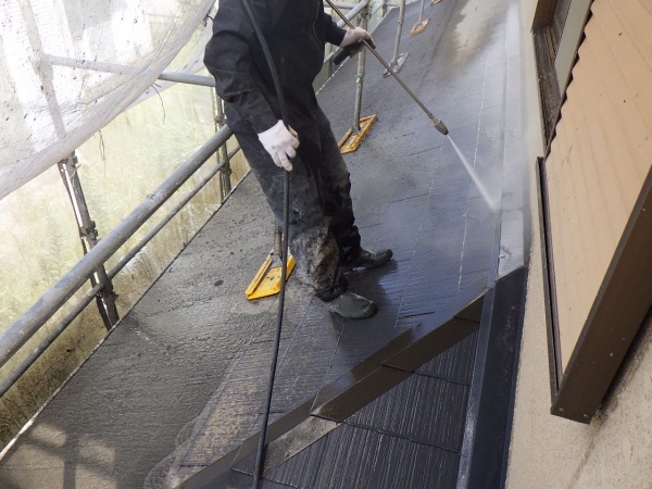 屋根の洗浄中です