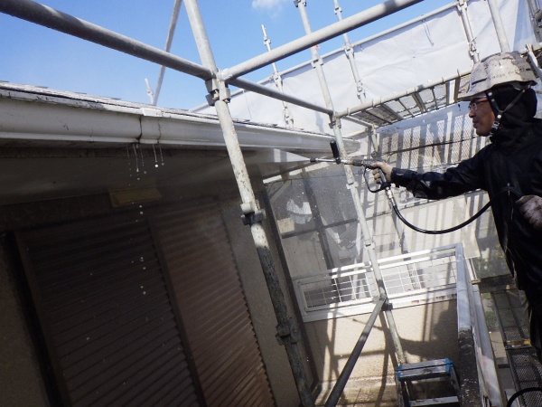 外壁の洗浄中です