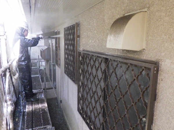 外壁の洗浄中です