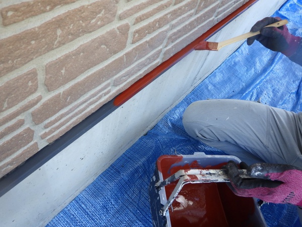 土台水切りの下塗り中です