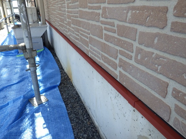 土台水切りの下塗り終了です