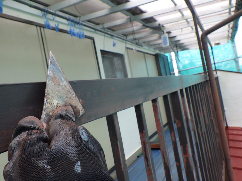 テラス手摺のケレン中です