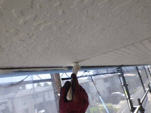 軒天の刷毛塗装中です