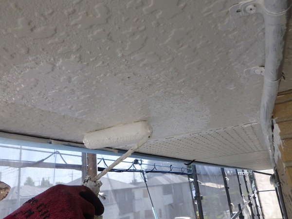 軒天のローラー塗装中です