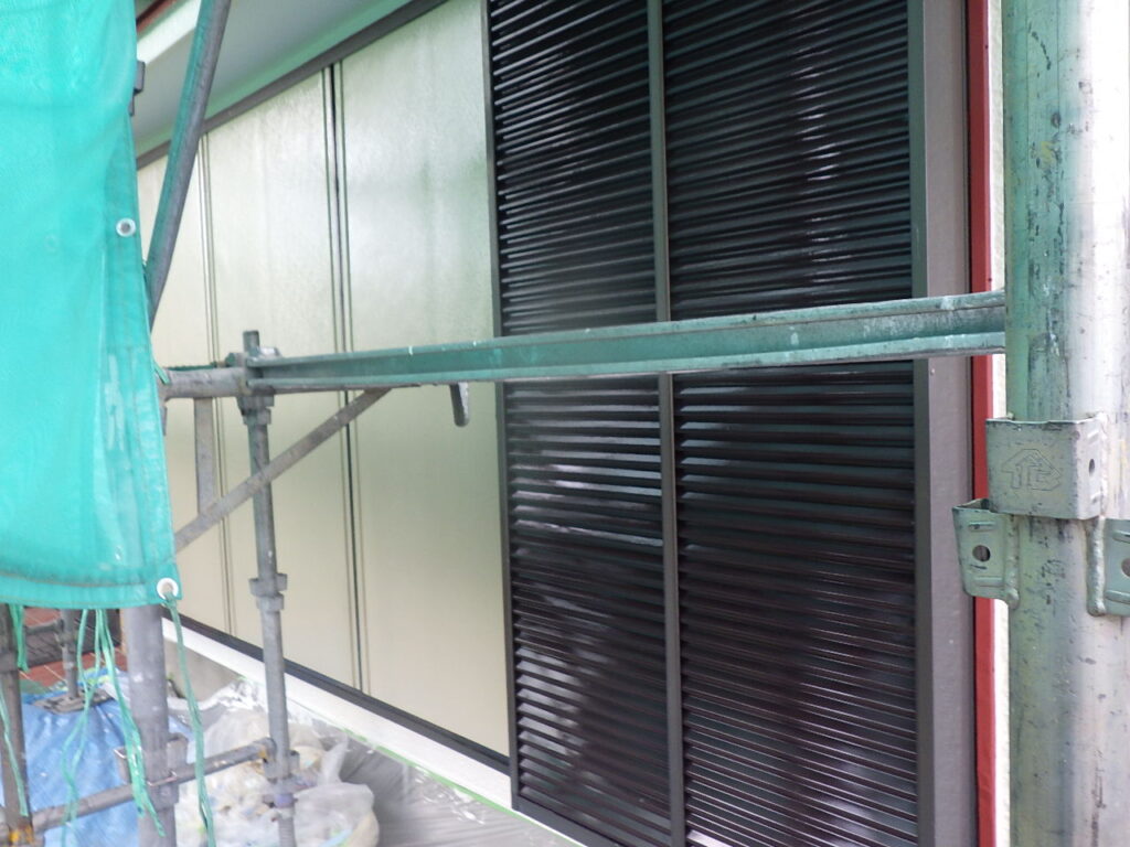 戸袋の上塗り吹付塗装終了です