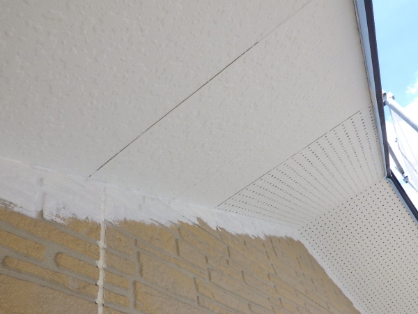 軒天中塗り終了です