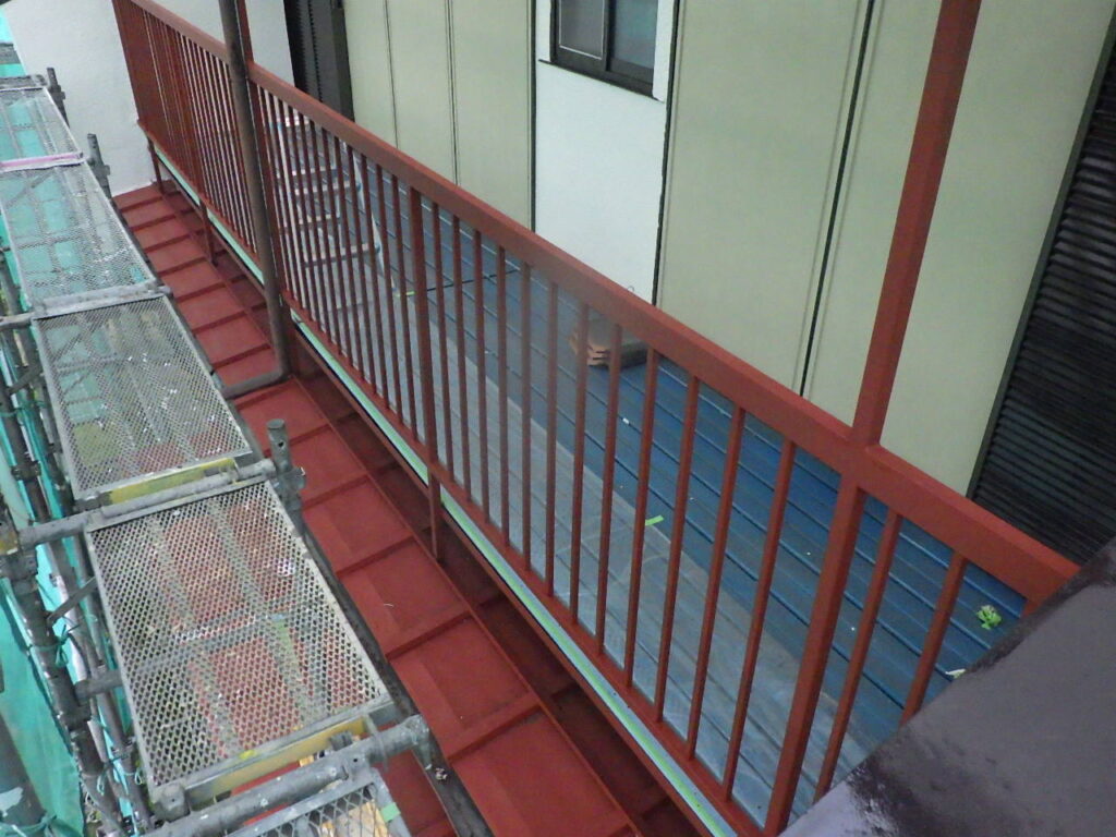 テラス手摺の錆止め終了です